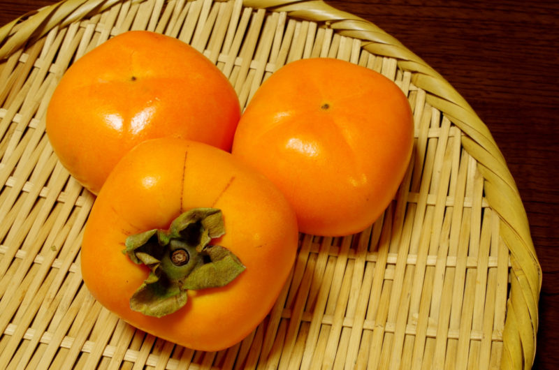 三つの柿の画像