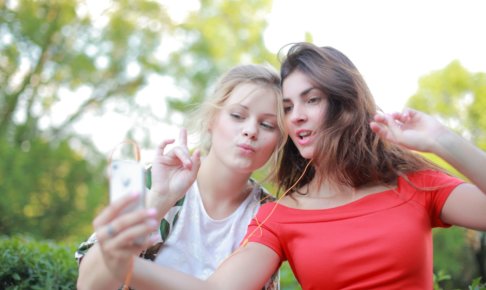 自撮りをする二人の白人女性