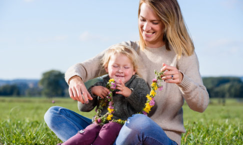 花でアクセサリーを作っている母子