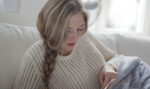 本を読む若い三つ編みの女性