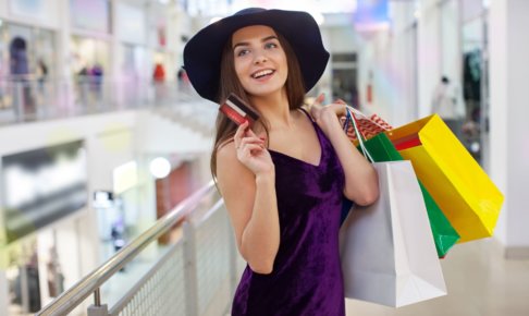 夏にショッピングを楽しんでいる外国人女性