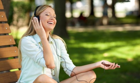 公園で音楽を聴く女性