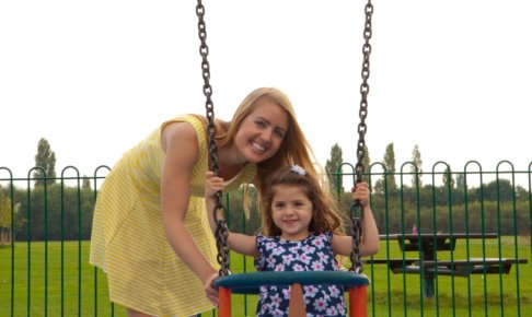 ブランコをしている母子