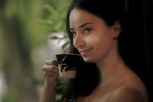 コーヒーを飲む外国人女性