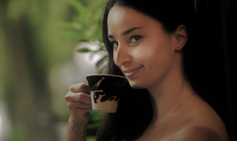 コーヒーを飲む外国人女性