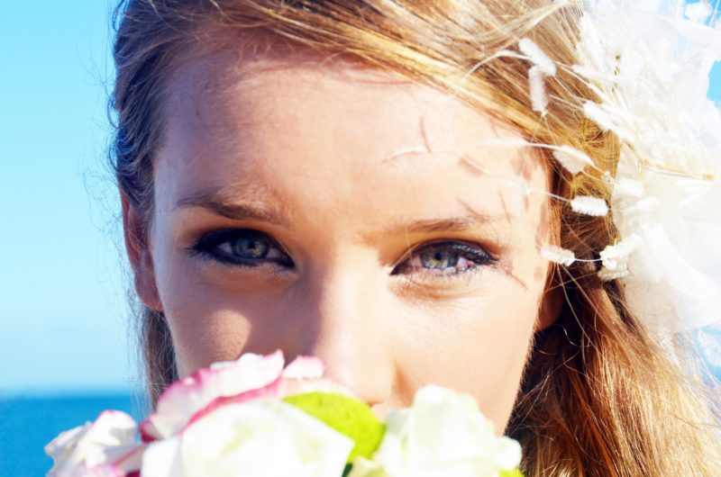 花を持った目がきれいな女性