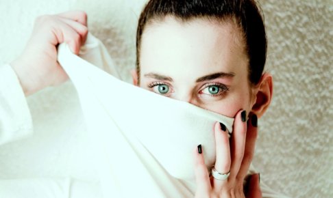 口元を布で隠している外国人女性