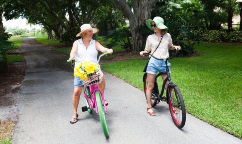 夏に女性2人が自転車に乗って旅をしている光景