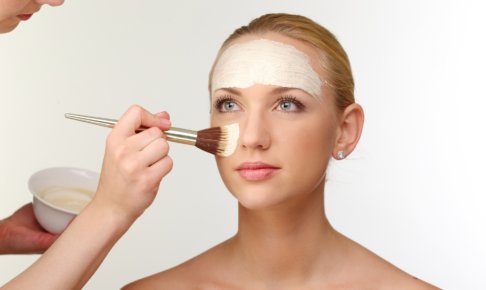 化粧品を塗ってもらってる白人女性