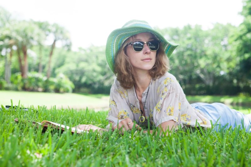 芝生の上で読書する女性