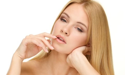 ブロンドの髪の外国人女性の画像