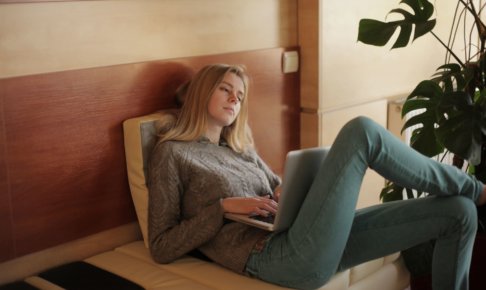 パソコンを使っている外国人学生