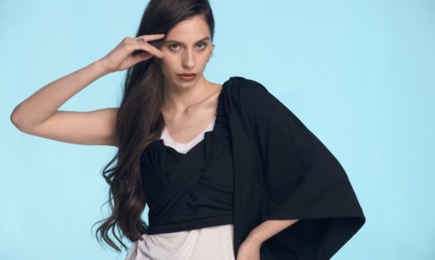 顔に手を当てている長髪の外国人女性