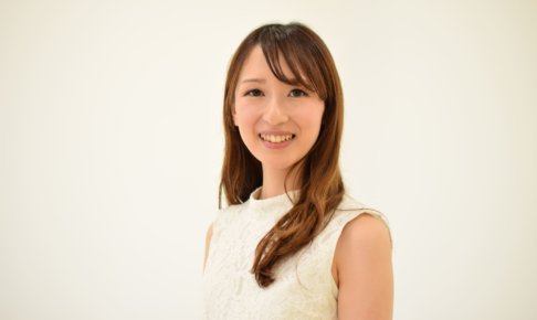 茶髪で長髪の美魔女