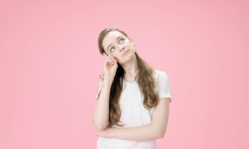 首を傾げてポーズをとっている外国人女性