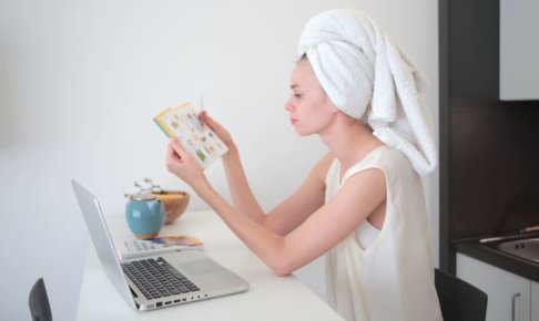 お風呂上りに本を読んでいる外国人女性