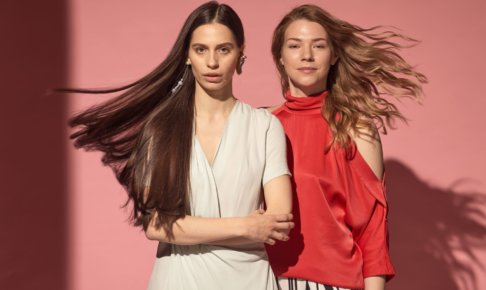 白い服を着用した外国人女性と赤い服を着用した外国人女性