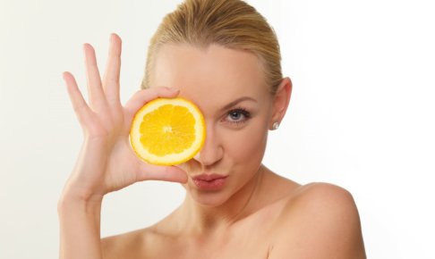 オレンジを持った外国人女性の画像