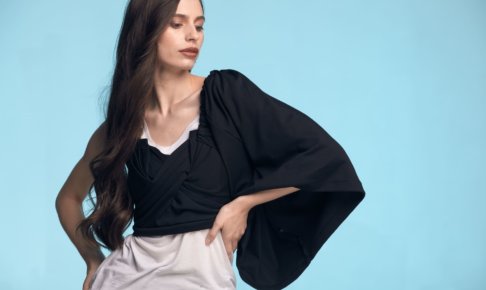 黒い服を着用している長い髪の外国人女性