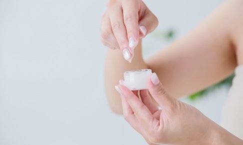 オールインワンジェルらしきものを手に取る女性の手の画像