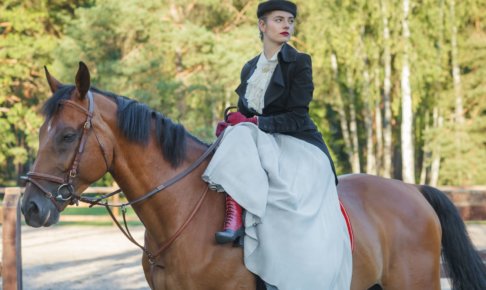 乗馬をしている外国人の貴婦人