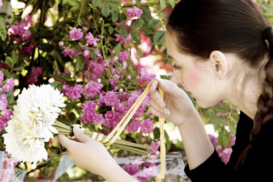 白い花を束にしている外国人女性