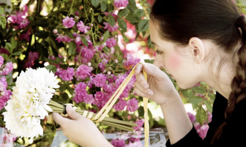 白い花を束にしている外国人女性