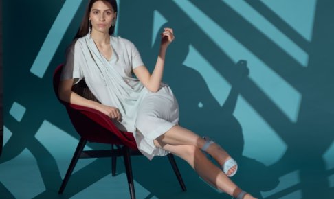 椅子に座ってポージングをしている外国人女性