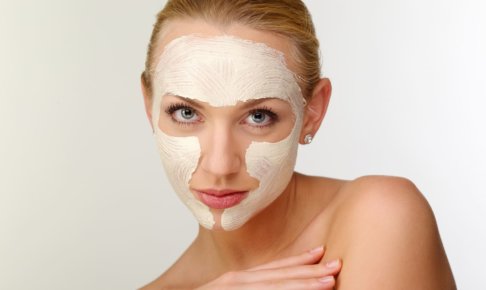 フェイスパックをして決めポーズしている女性