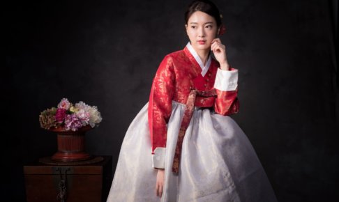 白と赤のチマチェゴリを着用している韓国人女性