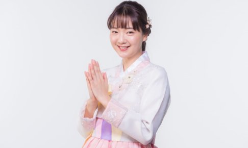 手を合わせているチマチェゴリを着用した女性