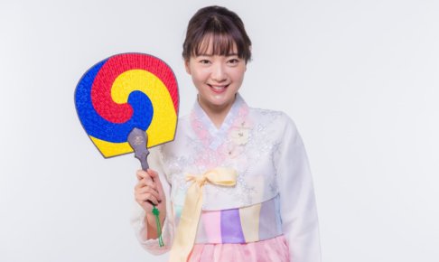 白いチマチョゴリを着ている韓国女子