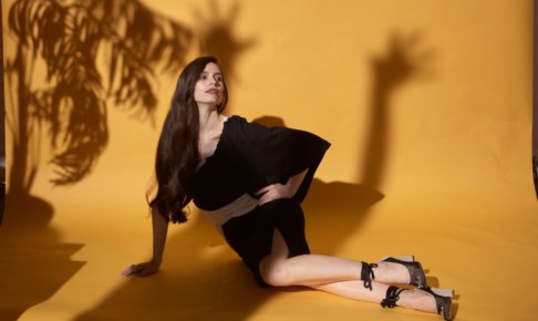 撮影をしている黒い服を着用した長髪の外国人女性