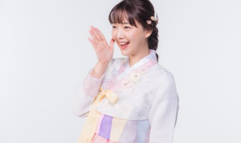 誰かを呼んでいる韓国女子