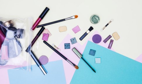 袋から飛び出る化粧品の数々