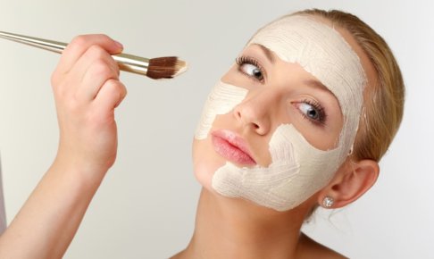 フェイスパックを塗る外国人女性の画像