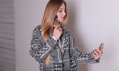 ファンデーションを塗っている外国人女性