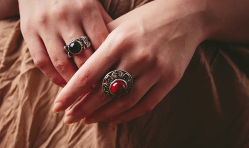 指に大きなストーンの指輪をはめている女性