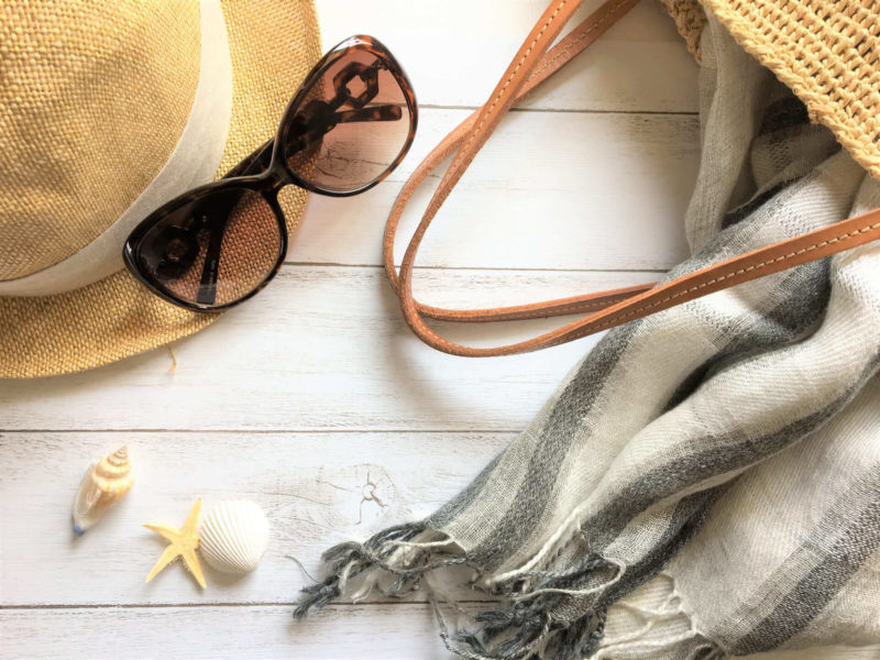 帽子とサングラスとストールと鞄