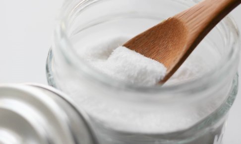 スプーンですくわれる重曹の画像