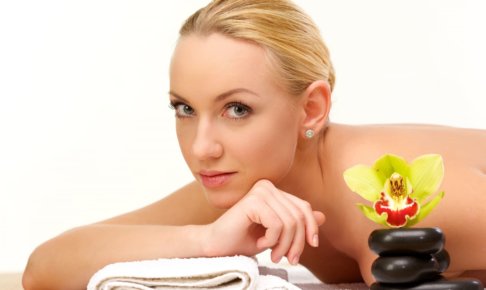 これからマッサージを受けるうつ伏せの外国人女性