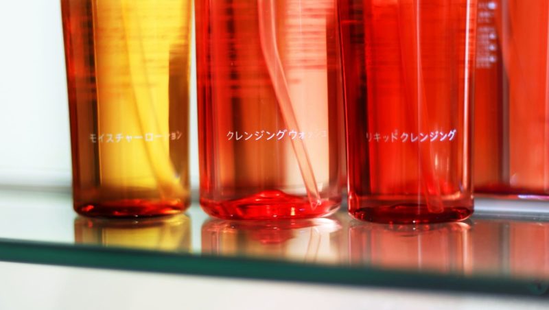 スキンケアアイテムのボトル