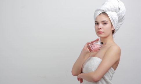 タオルを巻いている外国人女性