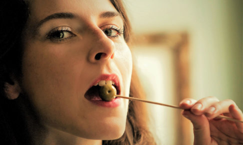 オリーブの実を食べている外国人女性１