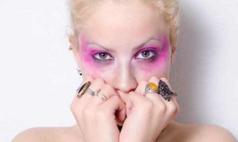 目の周りを派手な化粧をしている外国人女性