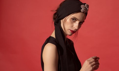 頭にスカーフを巻いている外国人女性