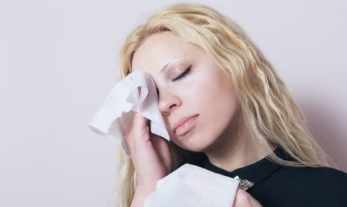 スキンケアをしている金髪の外国人女性