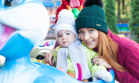 冬に母親と遊んでいる赤ちゃん