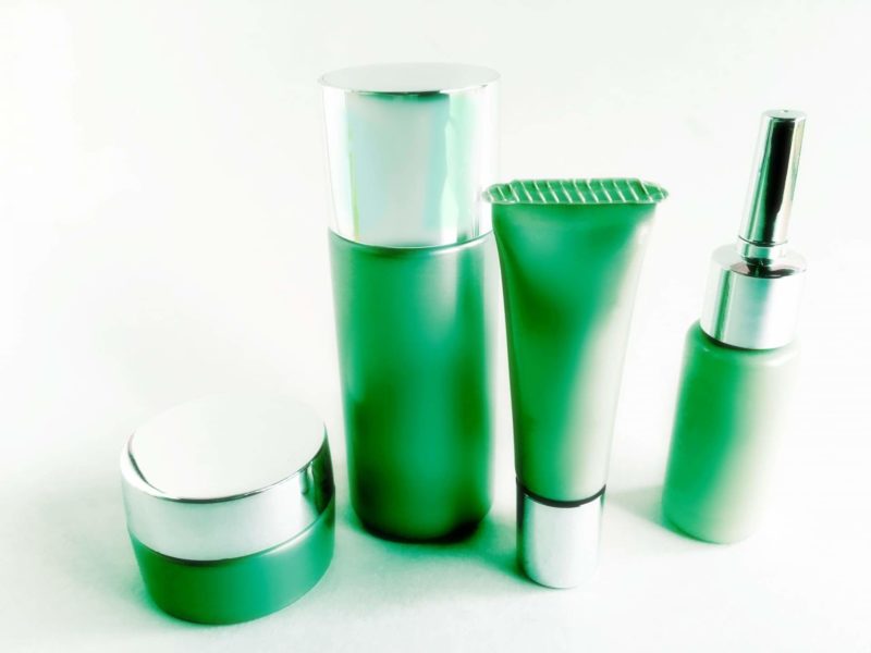 緑の４種類の化粧品達