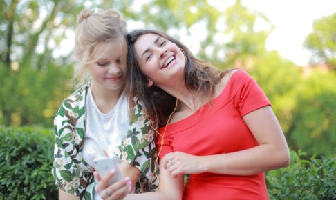 女性2人が仲良く屋外で遊んでいる光景